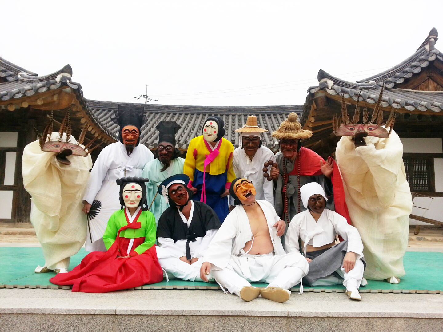 또 하나의 세상을 보는 탈과 탈춤