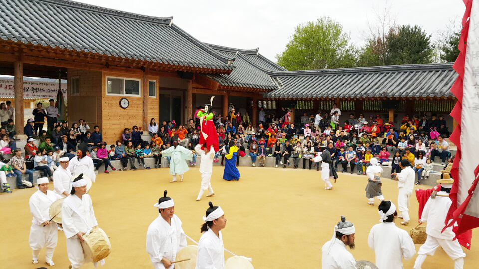또 하나의 세상을 보는 탈과 탈춤